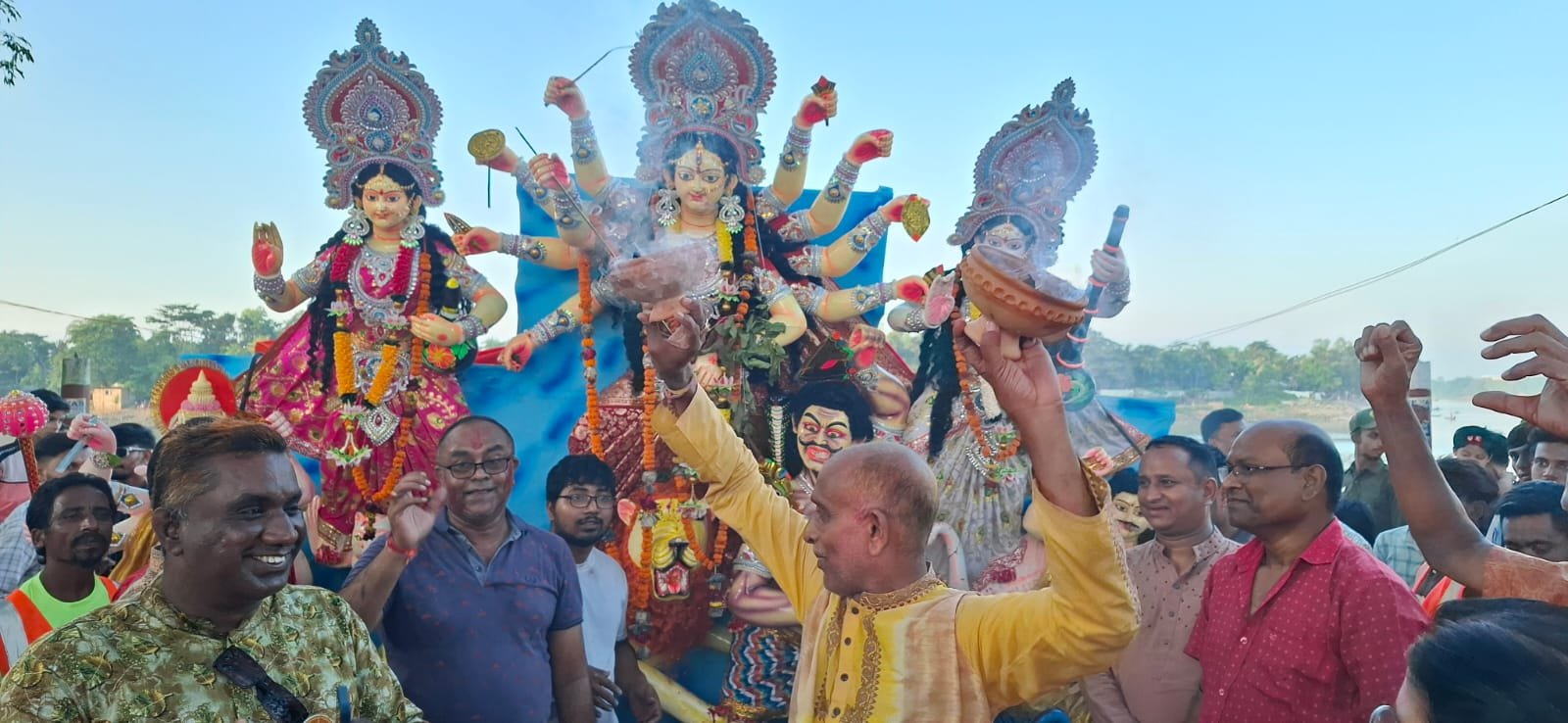 সুনামগঞ্জে শান্তিপূর্ণ পরিবেশে দুর্গাপূজা সম্পন্ন, সুরমায় প্রতিমা বিসর্জন