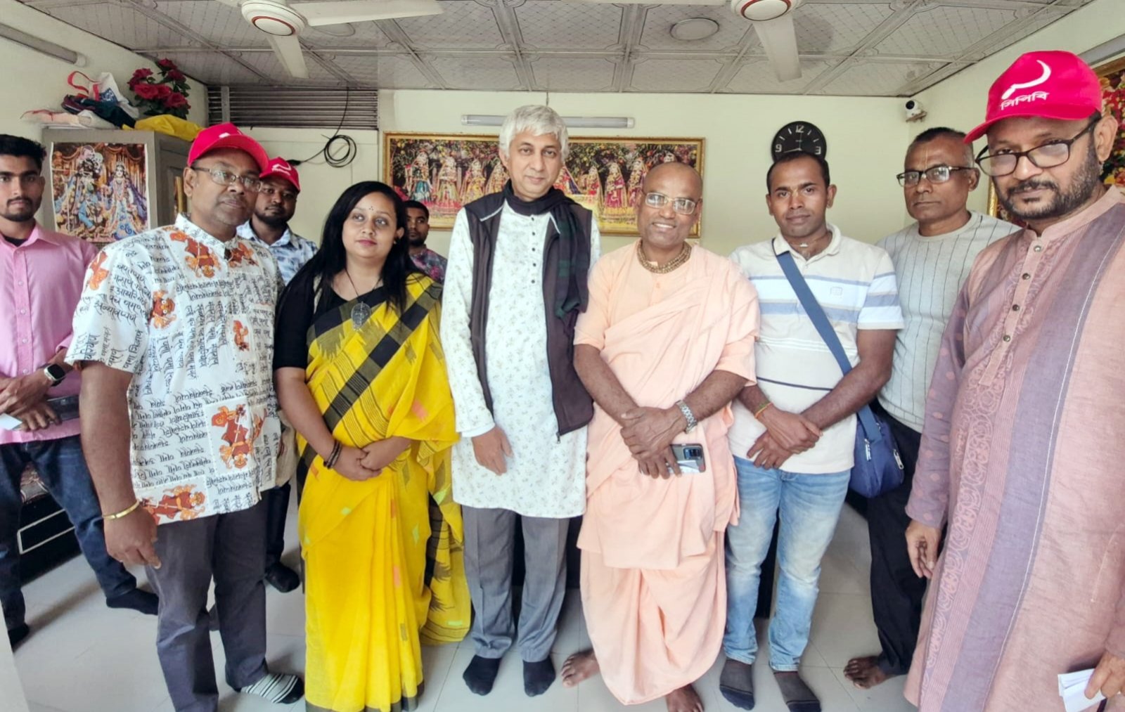 সনাতন ধর্মালম্বীদের সাথে এডভোকেট আনোয়ার  হোসেন সুমন'র সরস্বতী পূজার শুভেচ্ছা বিনিময়