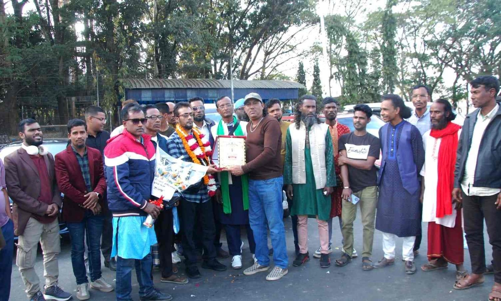 যুক্তরাজ্য প্রবাসী গীতিকার আছাব আলীকে  সিলেট বিমানবন্দরে সংবর্ধনা প্রদান