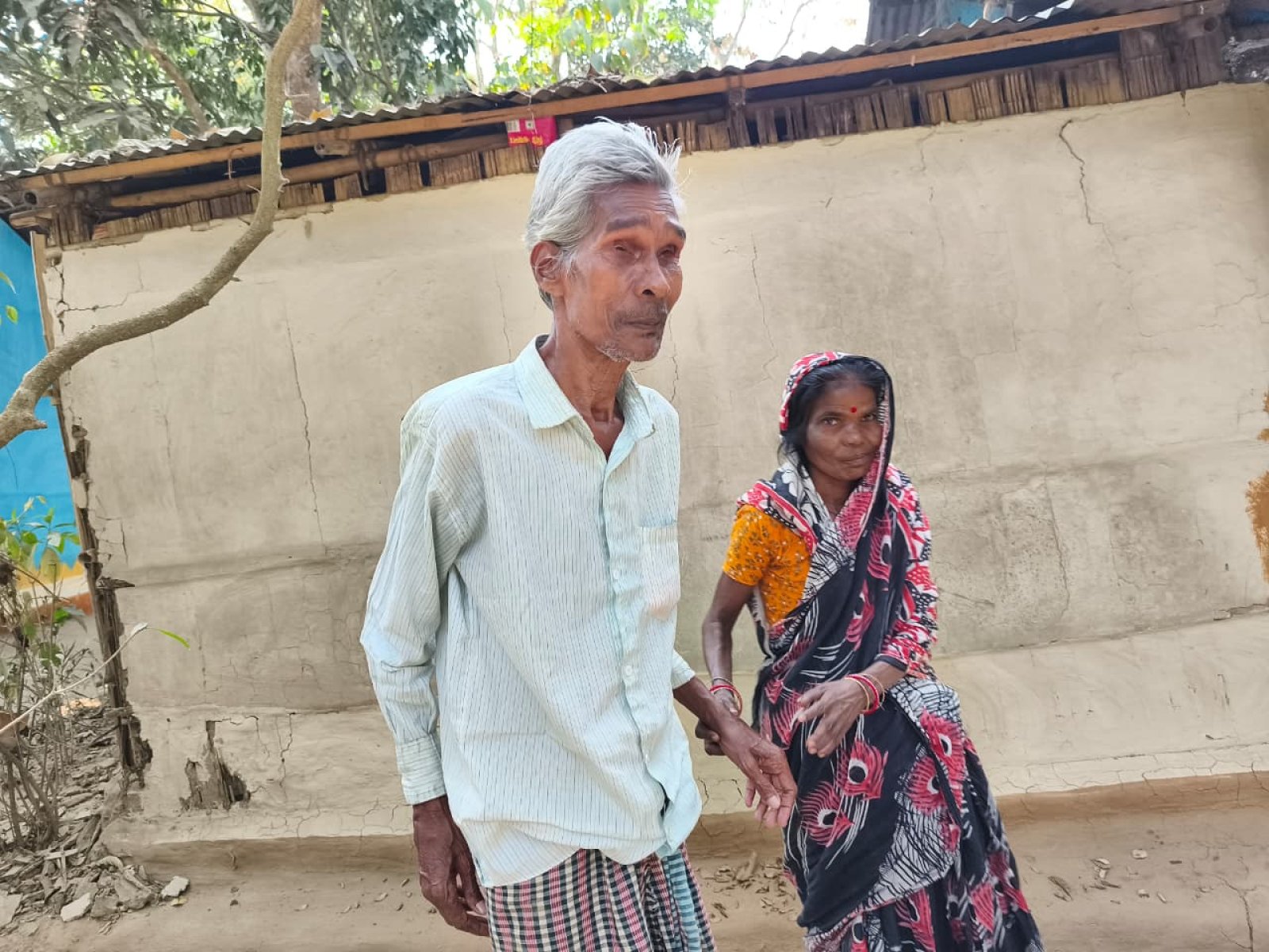 ভালোবাসার দায়ে ঘরছাড়া, পাগলী ও জন্মান্ধের ২৫ বছরের সংসার