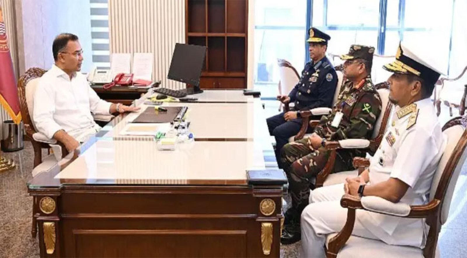 প্রধানমন্ত্রীর সঙ্গে তিনবাহিনী প্রধানদের সাক্ষাৎ