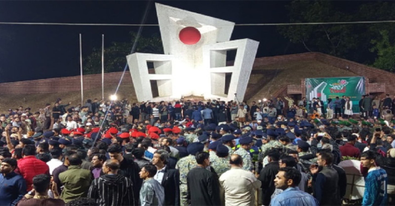 একুশের প্রথম প্রহরে সিলেট কেন্দ্রীয় শহিদ মিনারে মানুষের ঢল