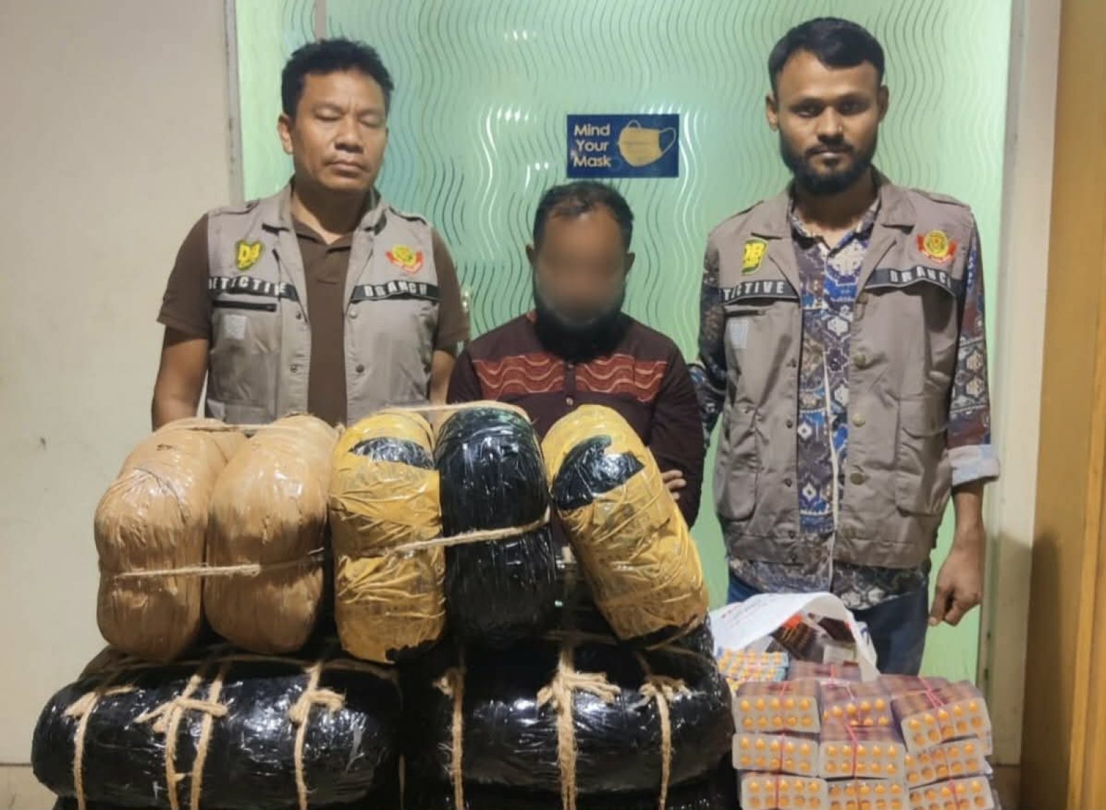 ডিবি পুলিশের অভিযান  ৩০ কেজি গাঁজা ও ৮ হাজার পিস ট্যাপেন্টাডল ট্যাবলেটসহ মাদক কারবারি গ্রেফতার