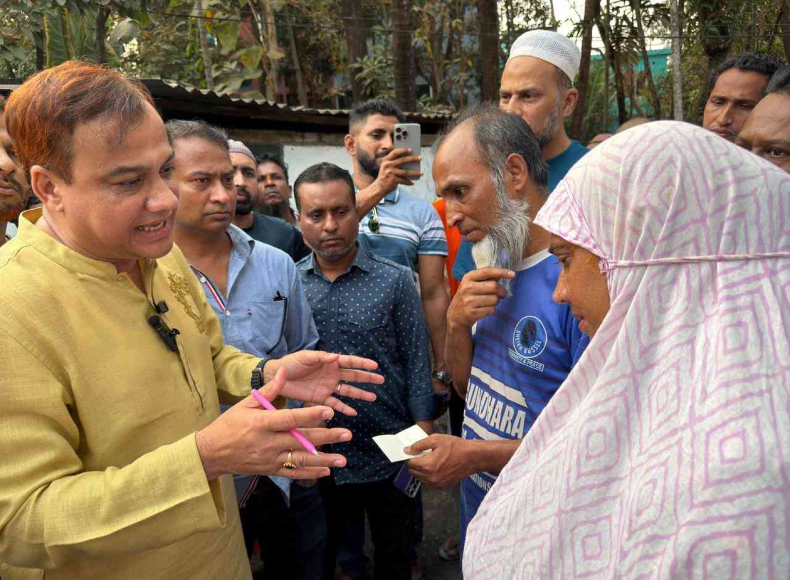 ভাতালিয়ায় অগ্নিকাণ্ডে ক্ষতিগ্রস্ত  পরিবারকে কয়েস লোদীর অর্থ সহায়তা