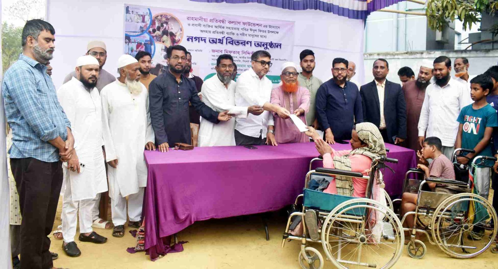 পাশে দাঁড়িয়েছে রাহমানীয়া ফাউন্ডেশন: নগদ অর্থ ও বস্ত্র পেয়ে খুশি সুবিধাবঞ্চিতরা
