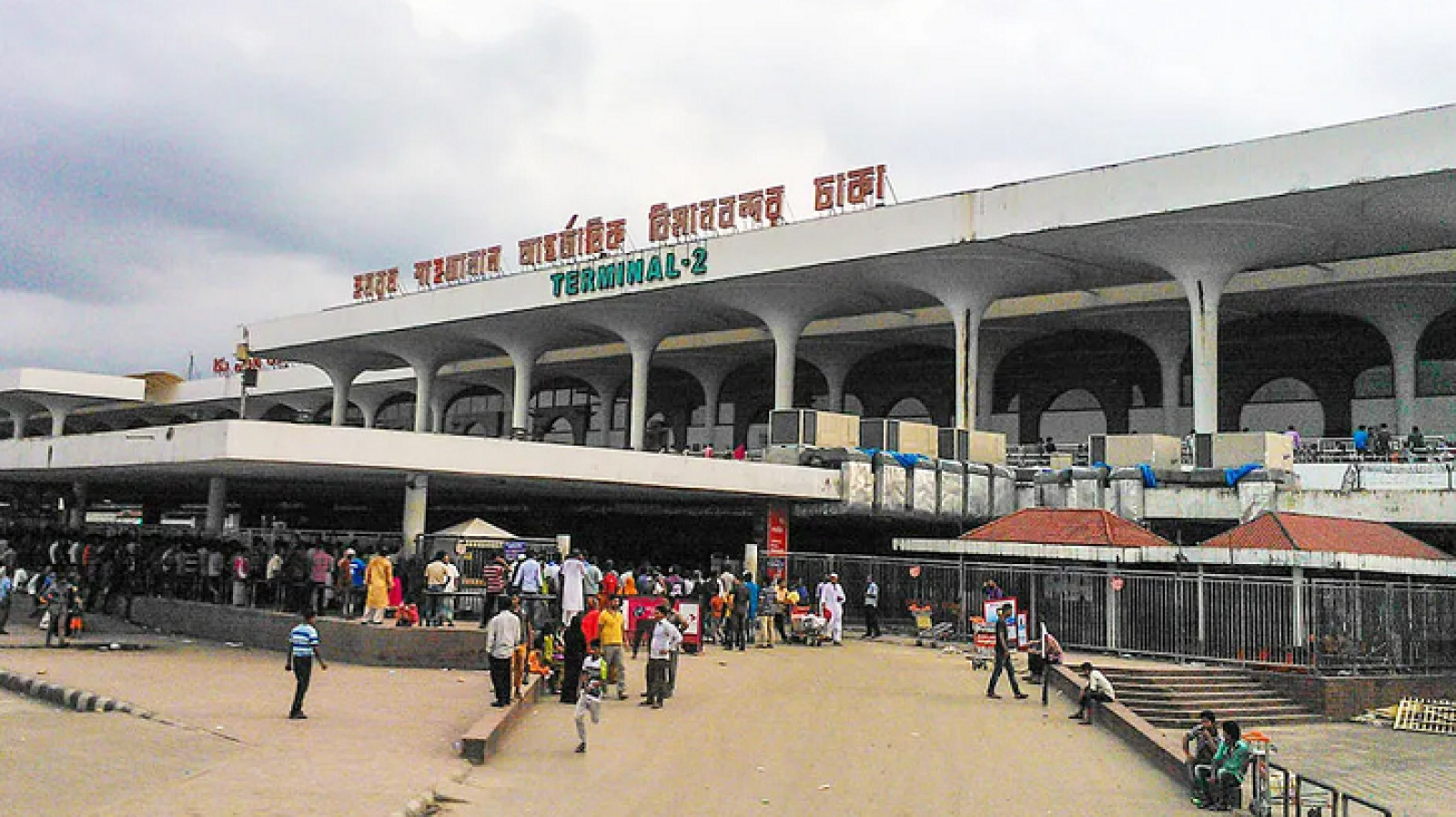 স্বপ্নভঙ্গের গ্লানি নিয়ে ফিরলেন ৪৩০ বাংলাদেশি, বিমানবন্দরে স্বজনদের চোখের জল