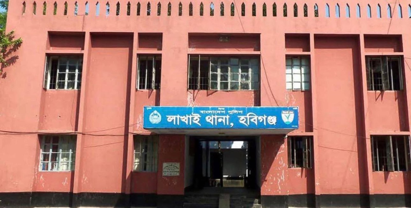 দুর্ধর্ষ পলায়ন! লাখাইয়ে হাতকড়াসহ উধাও আসামি, ধরতে মাঠে ডিবি ও সদর সার্কেল।