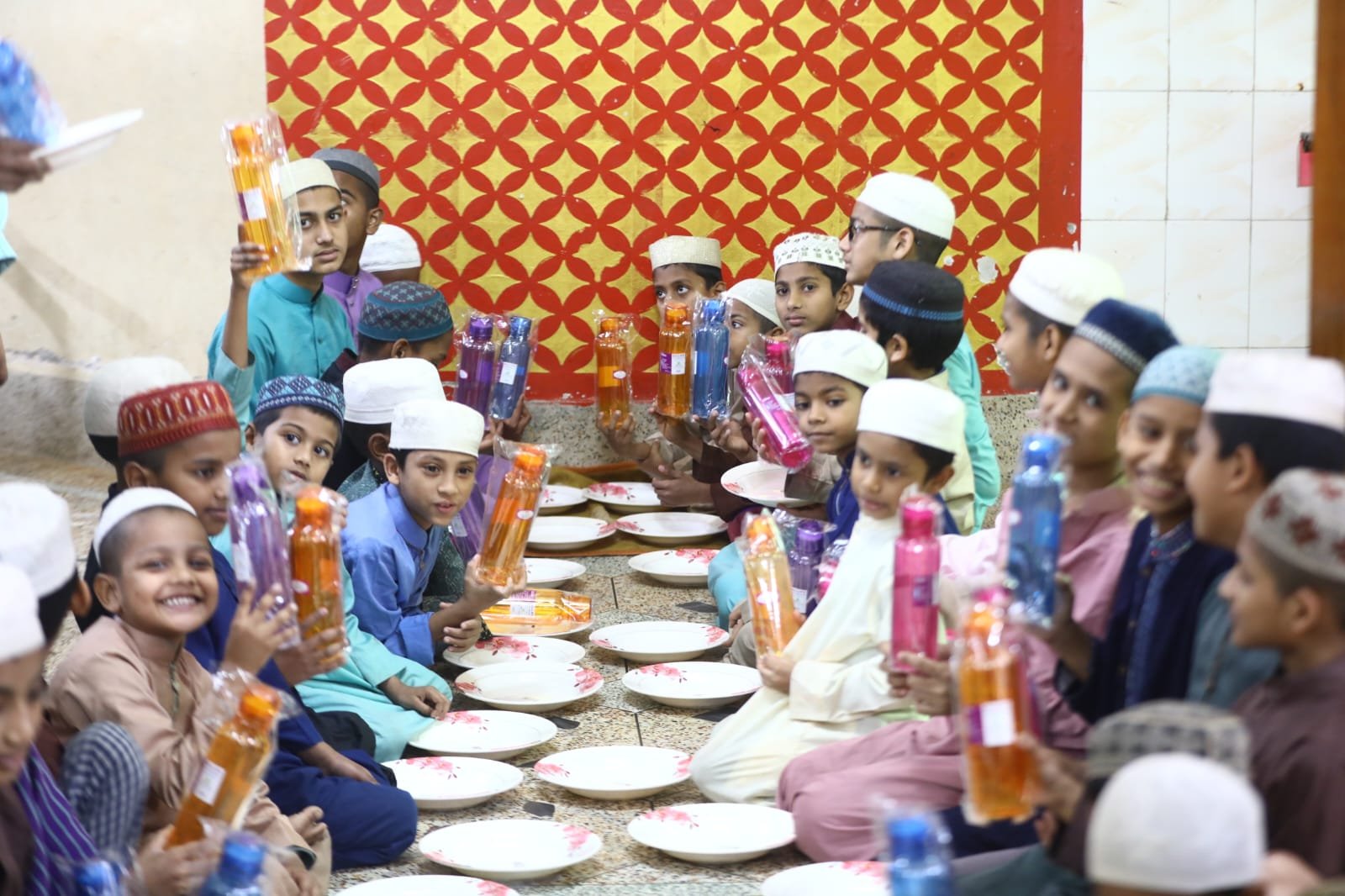 মানবিক উদ্যোগে মাদ্রাসাশিক্ষার্থীদের সহায়তা দিল ‘গ্ল্যামডাস্ট’