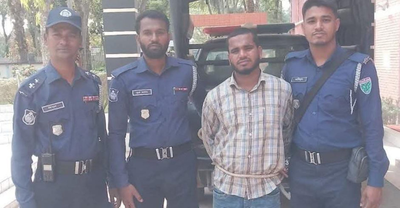 পালিয়েও স্বস্তি নেই: লাখাইয়ে ২৪ ঘণ্টার ঝটিকা অভিযানে ধরা পড়ল হাতকড়া নিয়ে পালানো আসামি