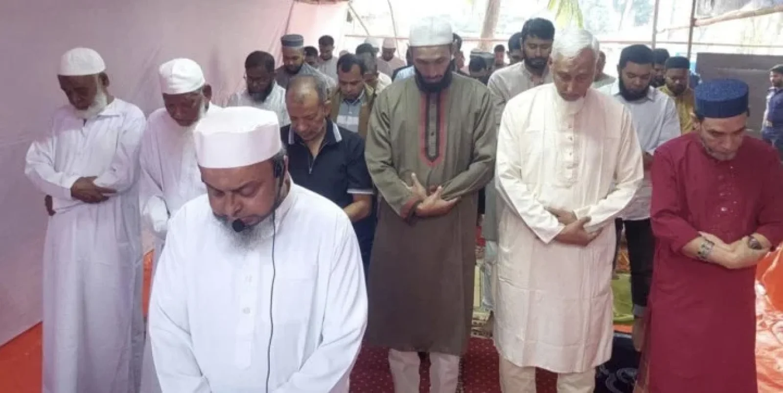 মৌলভীবাজারে ঈদের আনন্দ একদিন আগেই; শতাধিক মুসল্লির নামাজ আদায়