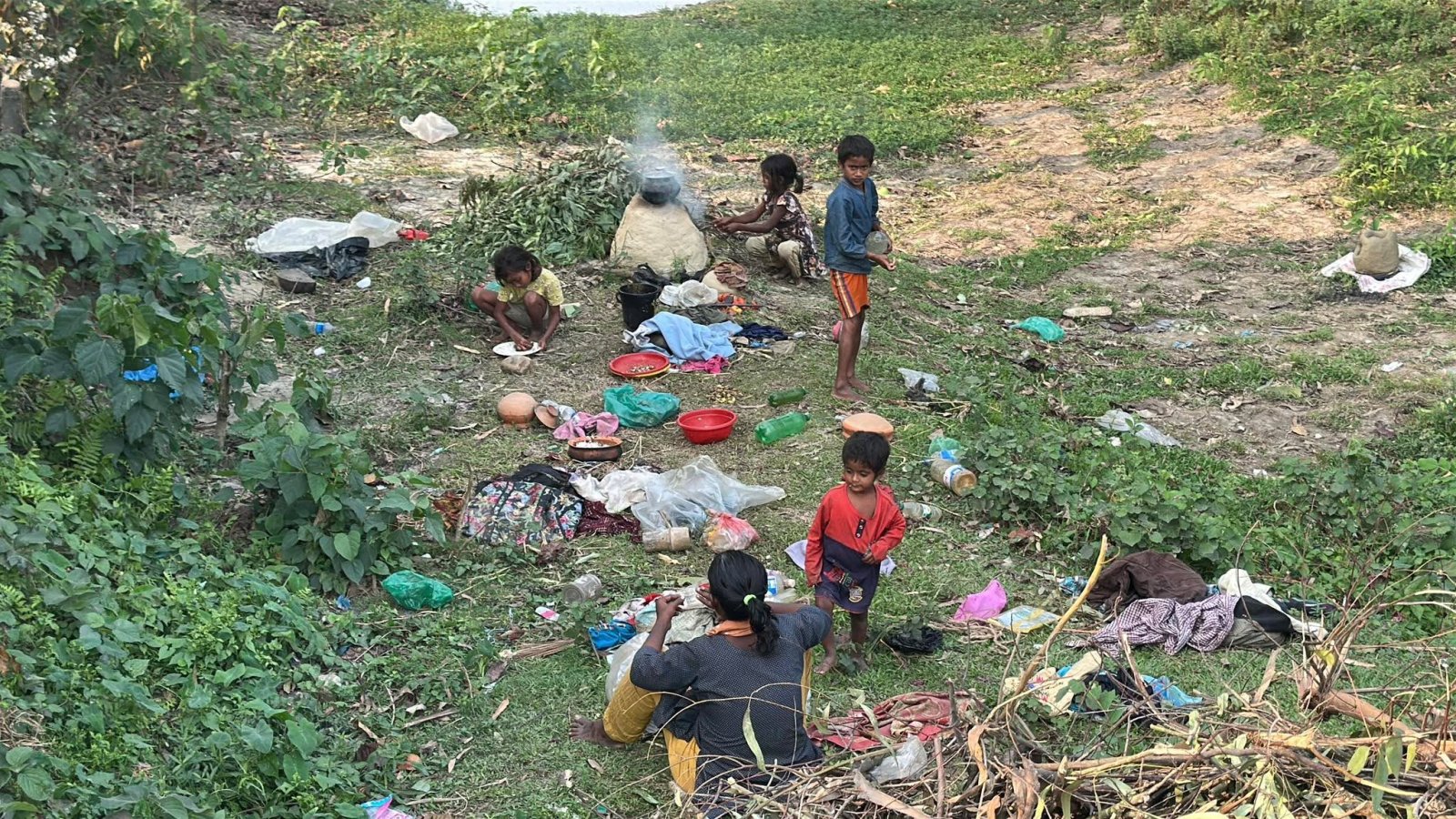 লাখাইয়ে ৪ শিশু নিয়ে ভারসাম্যহীন নারীর মানবেতর জীবন: মানুষরূপী পশুদের লালসার শিকার