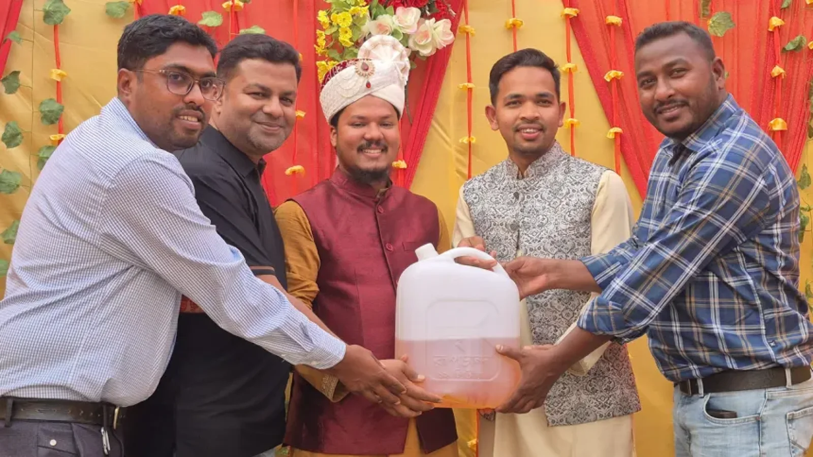 সোনার দাম না কমলেও বরের হাতে অকটেন: ভাইরাল বিয়ের অন্যরকম উপহার