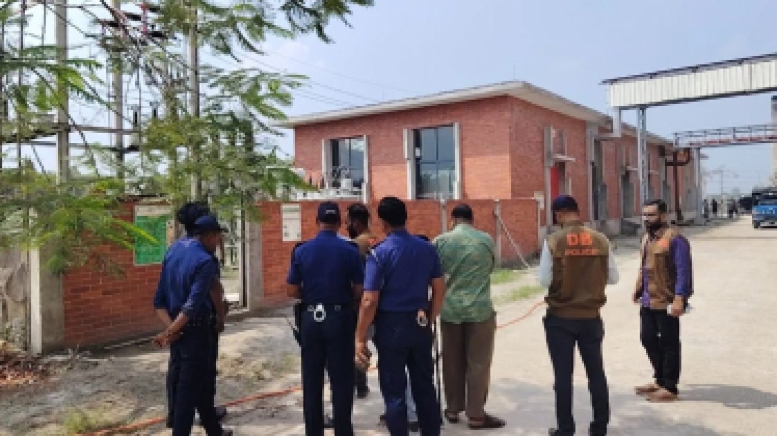 নিরাপত্তা ভেঙে কারখানায় লুটপাট: ২ কোটি টাকার মালামাল নিয়ে পালালো ডাকাতরা