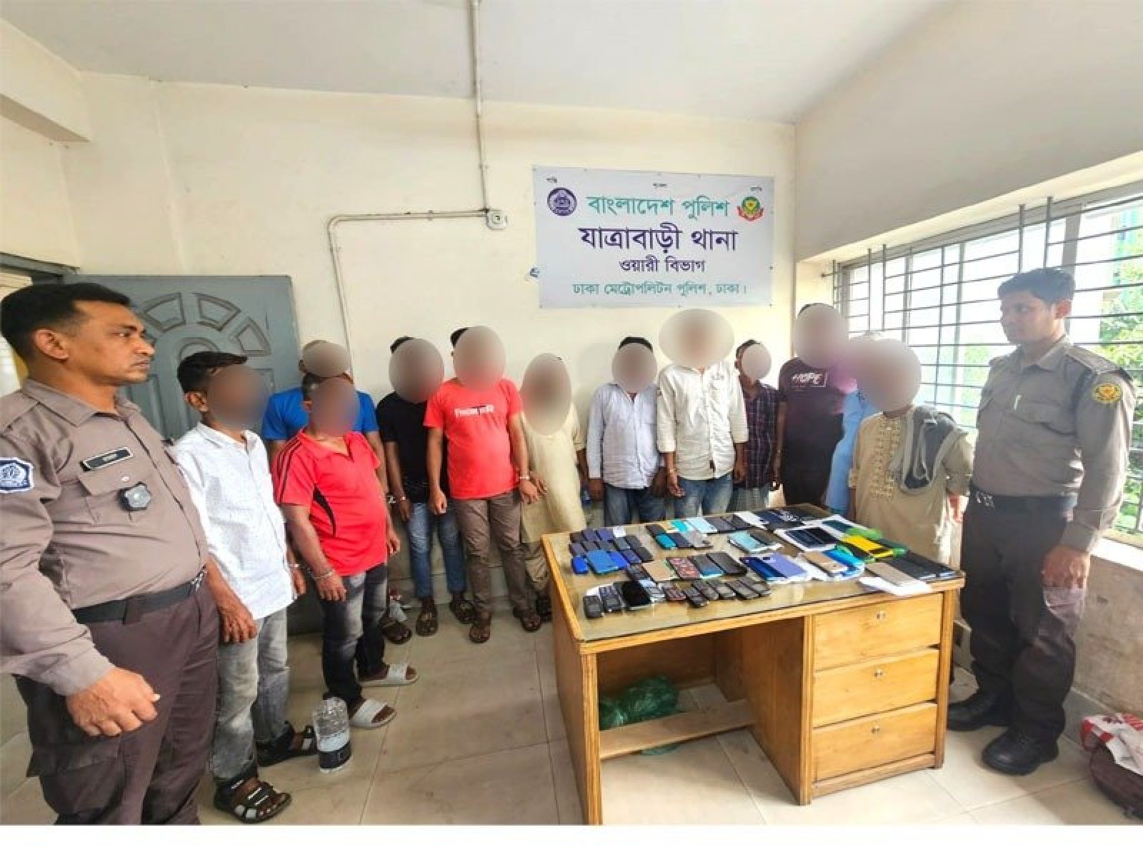 যাত্রাবাড়ীতে ৬২টি চোরাই মোবাইলসহ ১২ জন গ্রেপ্তার