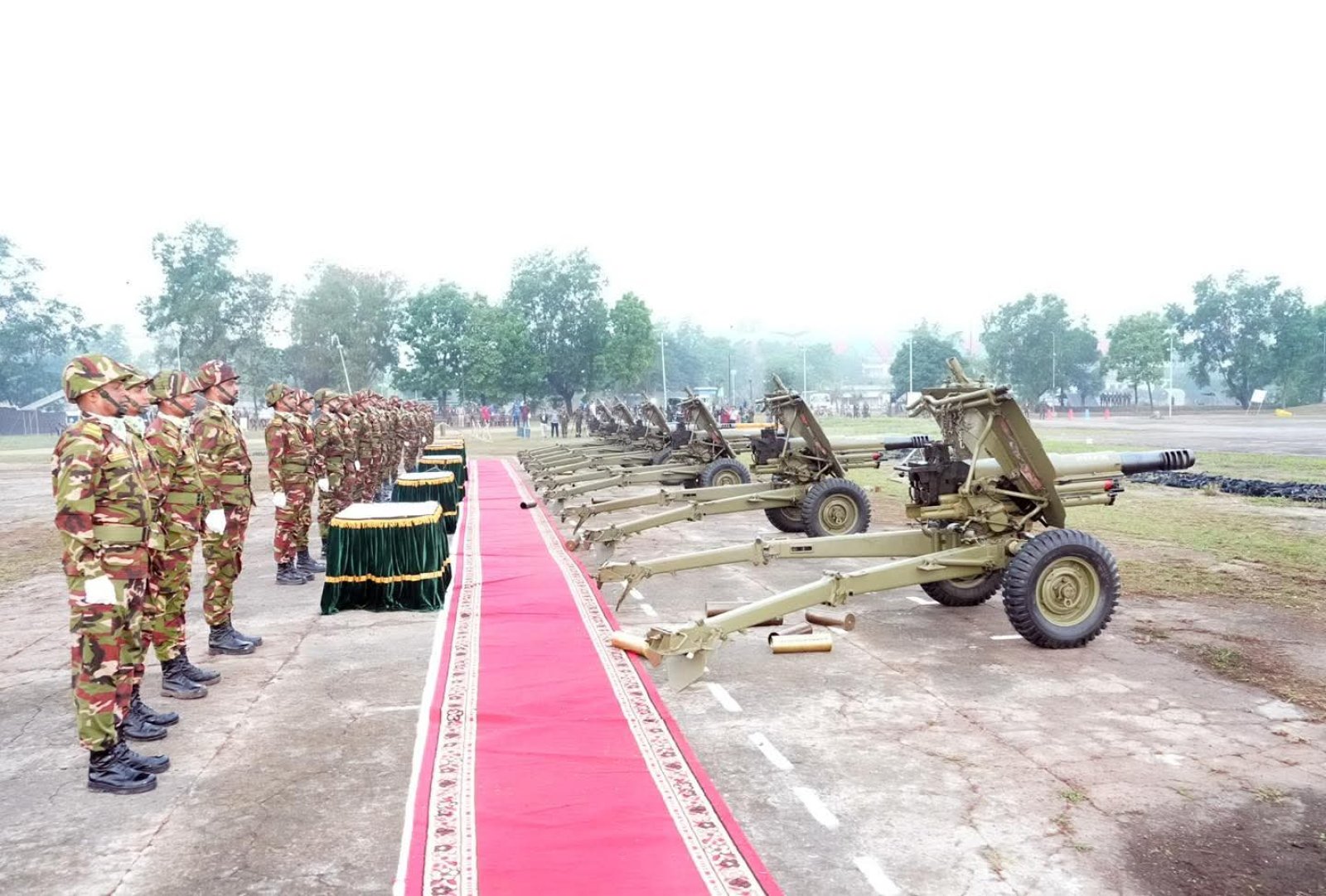 সেনাবাহিনী কর্তৃক ৩১ বার তোপধ্বনির মাধ্যমে বীর শহিদদের প্রতি গান স্যালুট