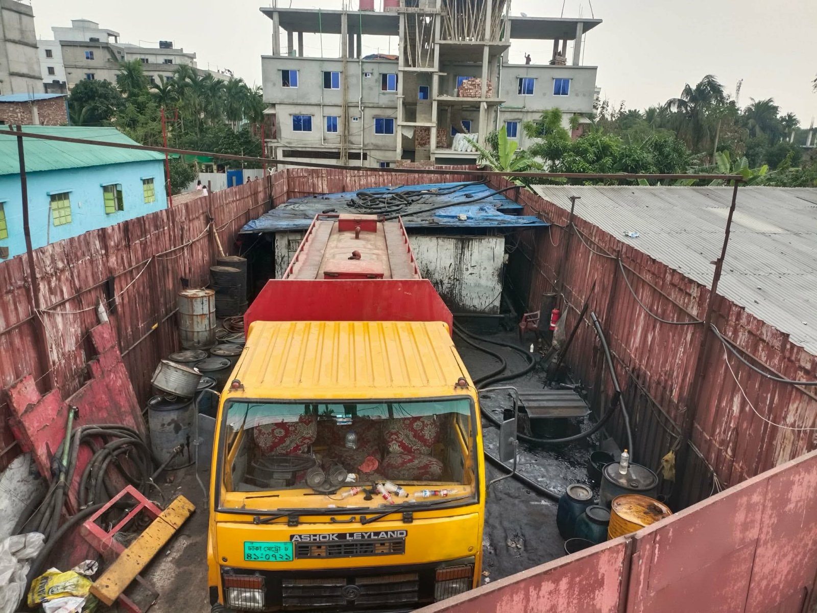 সিদ্ধিরগঞ্জে যৌথ বাহিনীর অভিযান: বিপুল পরিমাণ অবৈধ জ্বালানি তেল জব্দ