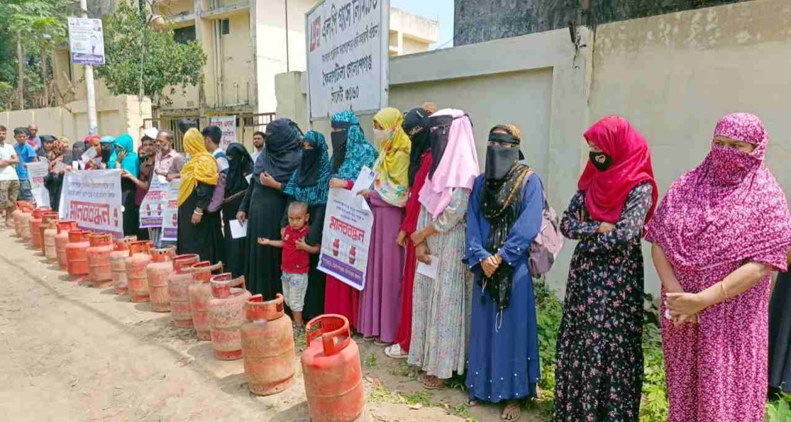 এলপিজি সিলিন্ডার সিন্ডিকেটের প্রতিবাদে গোলাপগঞ্জে ফুঁসে উঠেছে সাধারণ মানুষ