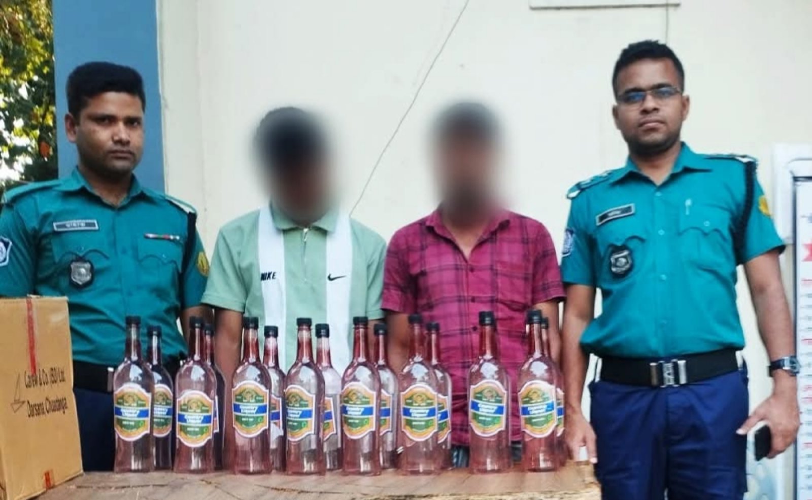 অটোরিকশায় মদ পাচার: সিলেটে অভিযানে ৮২ লিটার মদসহ আটক ২