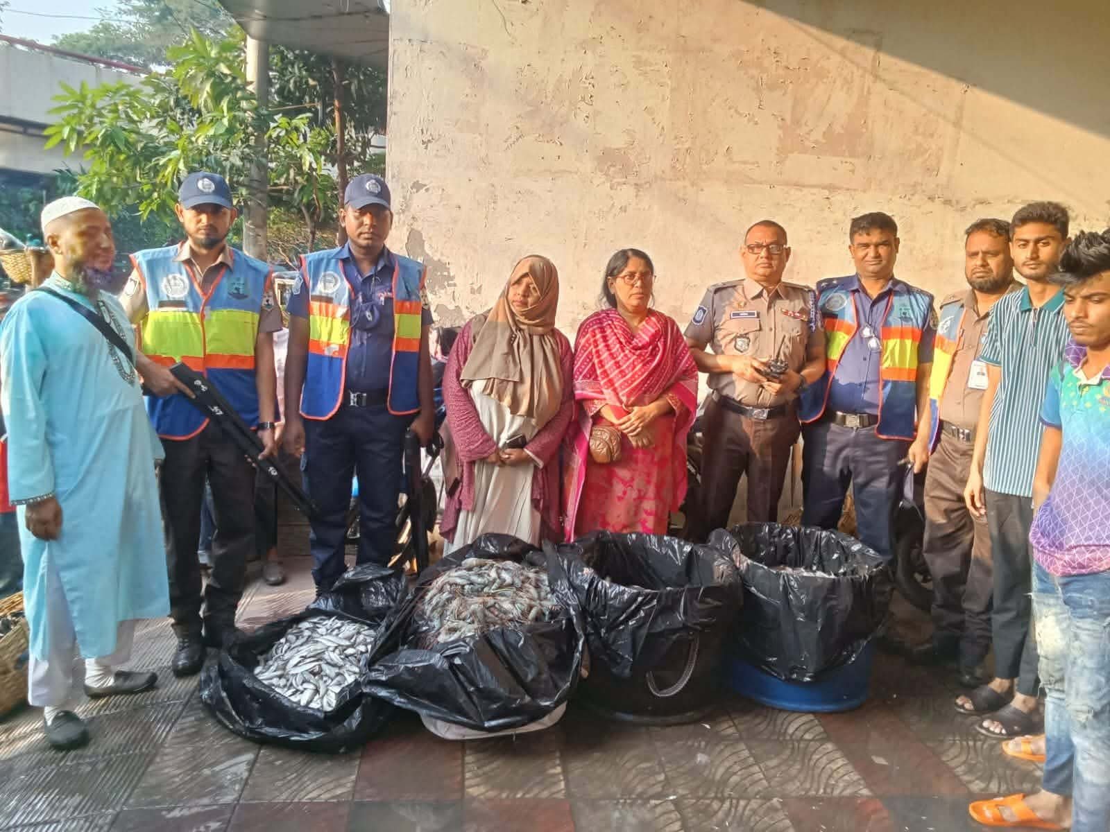 নৌ পুলিশের চলমান অভিযানে বিপুল পরিমাণ অবৈধ জাল, মাছ, চিংড়ি জব্দ; আটক ৪০৩ জন