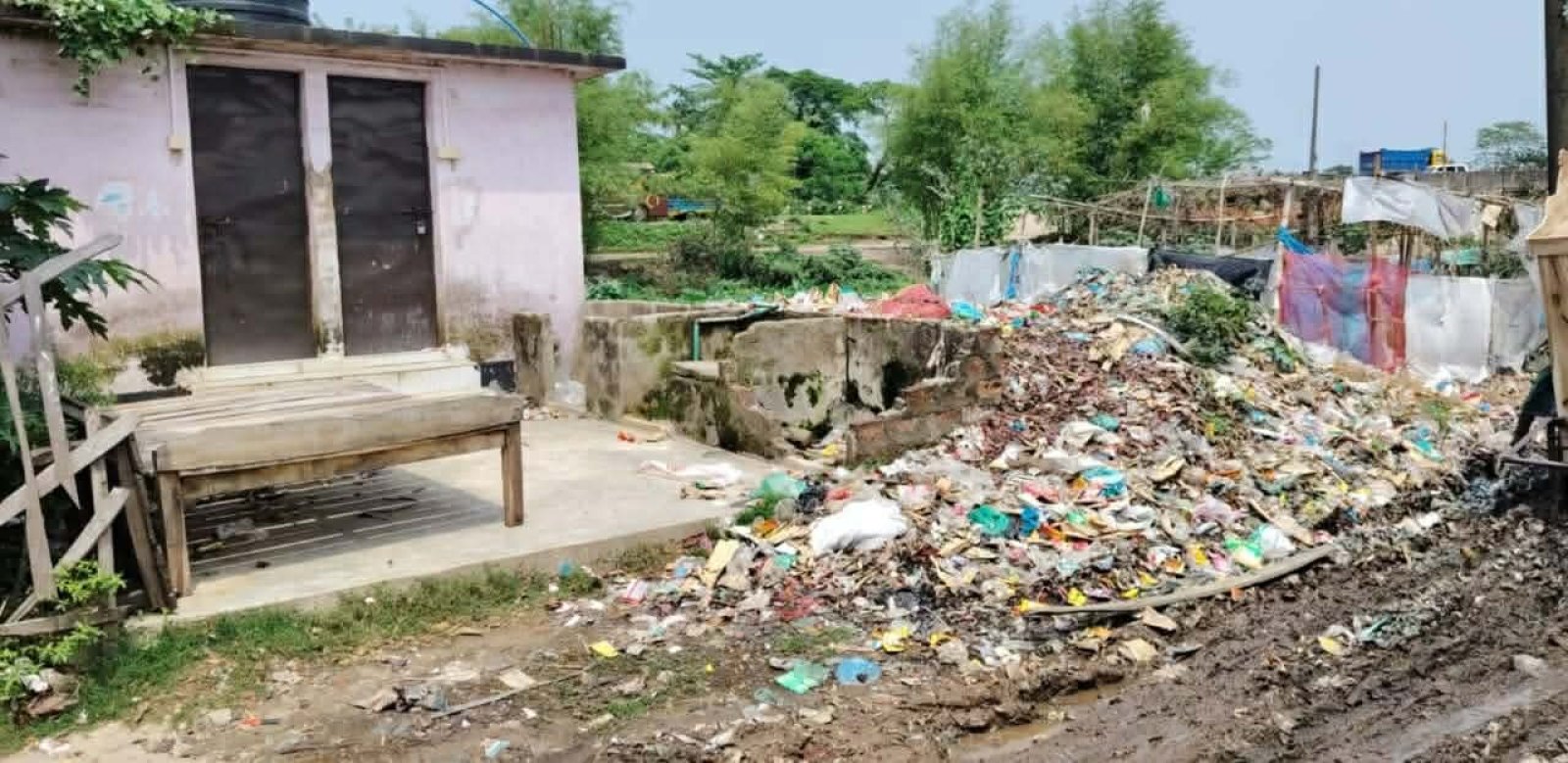 গোবিন্দগঞ্জ নতুন বাজারে ময়লার স্তুপে নাকাল জনজীবন: চরম পরিবেশ দূষণ, দ্রুত ব্যবস্থা দাবি