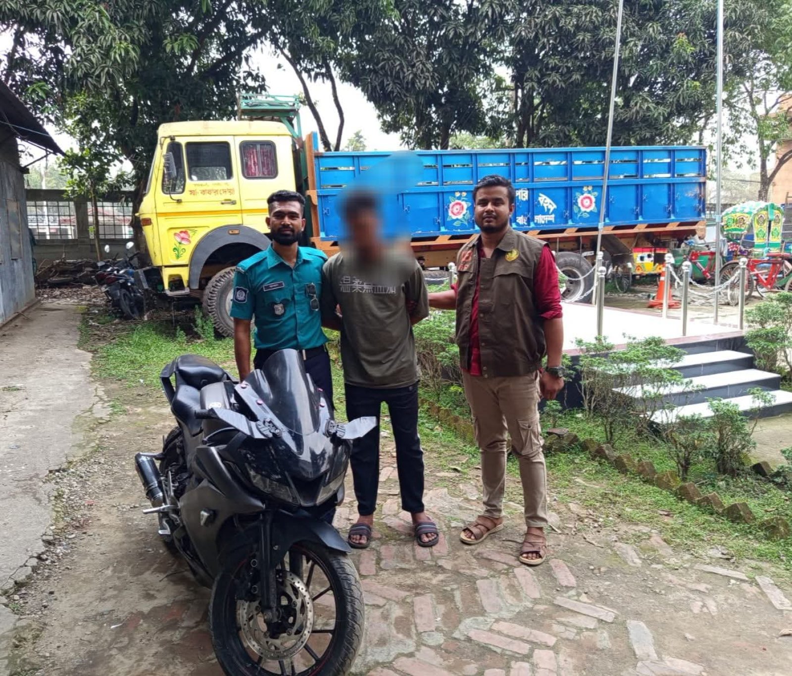 দক্ষিণ সুরমায় ডিবির অভিযান: চোরাই ইয়ামাহা মোটরসাইকেলসহ