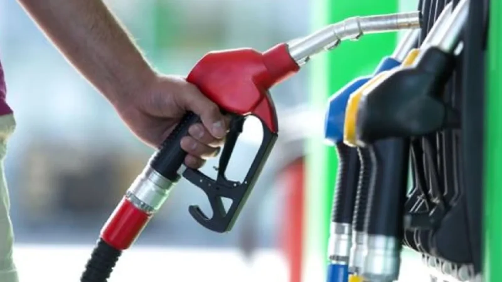 এক লাফে বাড়ল জ্বালানি তেলের দাম: ডিজেল ১১৫, অকটেন ১৪০ টাকা নির্ধারণ