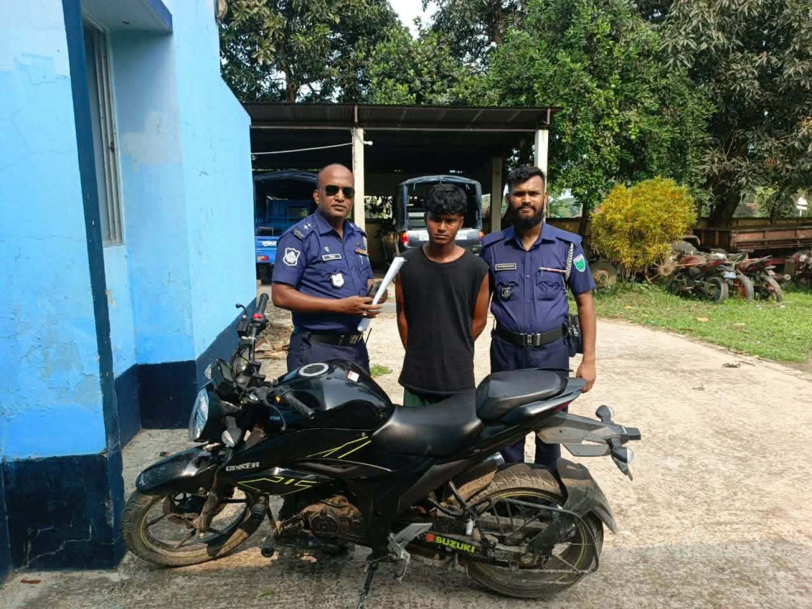 লাখাইয়ে প্রবাসীর বাড়ি থেকে মোটরসাইকেল চুরি, জনতার হাতে আটক এক চোর