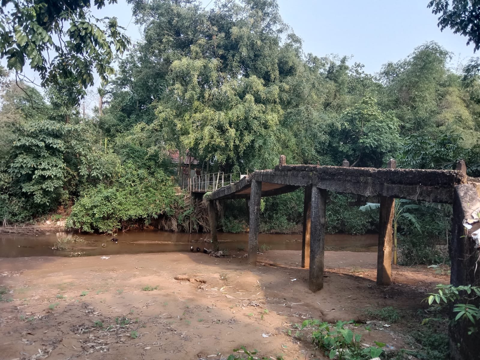 তিন দশকেও সংস্কার হয়নি লামাগ্রামের ভাঙা সেতু, ঝুঁকিতে সীমান্ত এলাকার হাজারো মানুষ