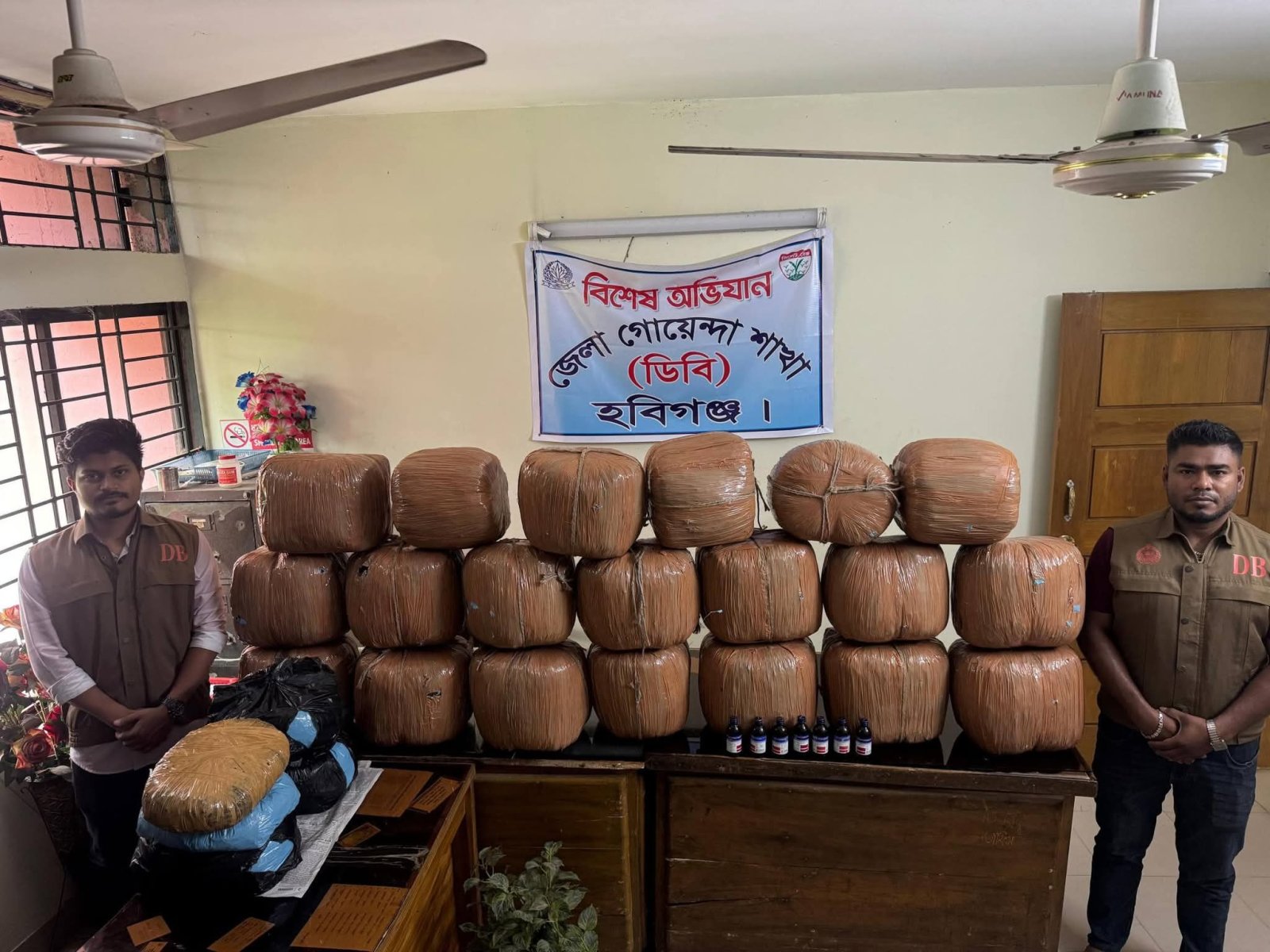 ডিবির অভিযান: ১২৯ কেজি গাঁজা ও ইসকাফসহ নারী মাদক কারবারি গ্রেপ্তার