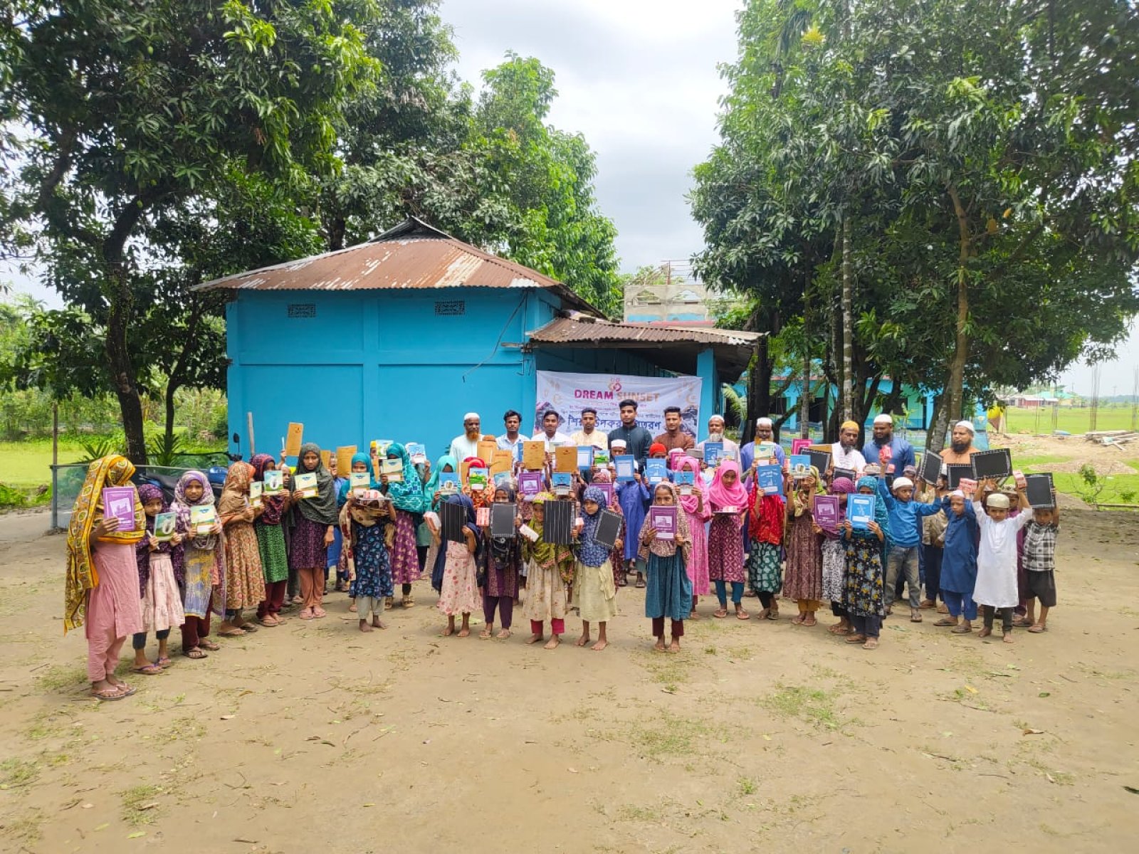 গোয়াইনঘাটে মানবতার অনন্য দৃষ্টান্ত: ৬৭ শিক্ষার্থীর মাঝে শিক্ষা উপকরণ বিতরণ করলো ড্রিম সানসেট উপজেলা কমিটি