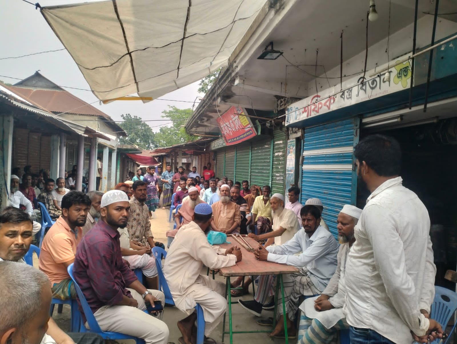 কোম্পানীগঞ্জে চোরচক্রের দৌরাত্ম্য: দোকান বন্ধ রেখে ক্ষোভ ঝাড়লেন ব্যবসায়ীরা