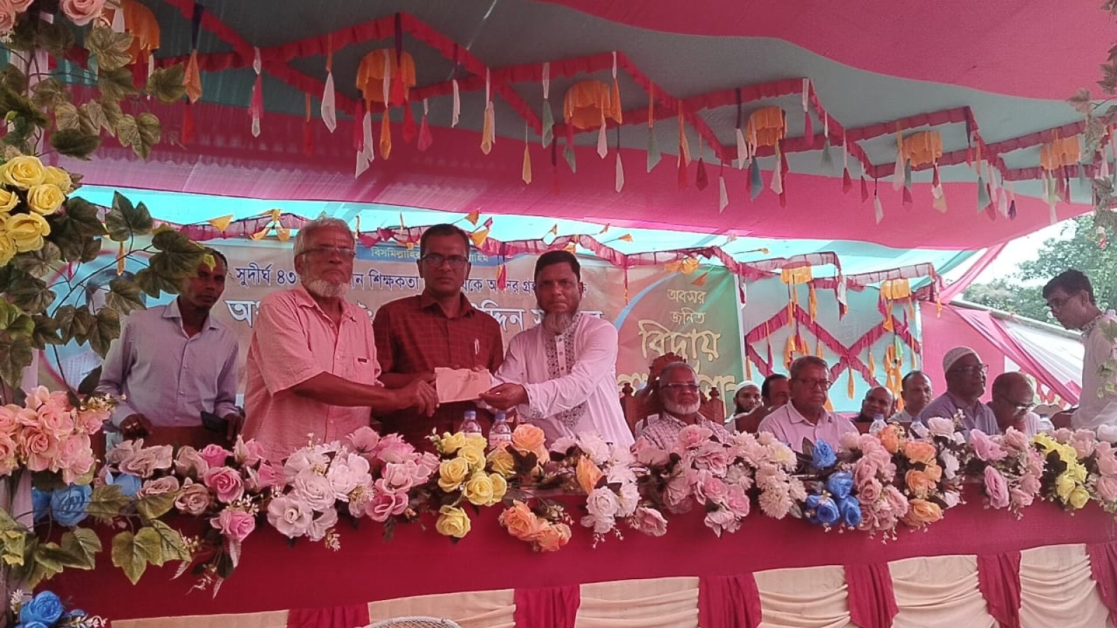 রাজকীয় বিদায়: ৪৩ বছরের শিক্ষকতা শেষে অধ্যক্ষ নাসির উদ্দিনকে ঘিরে আবেগঘন স্মৃতিময় মুহূর্ত