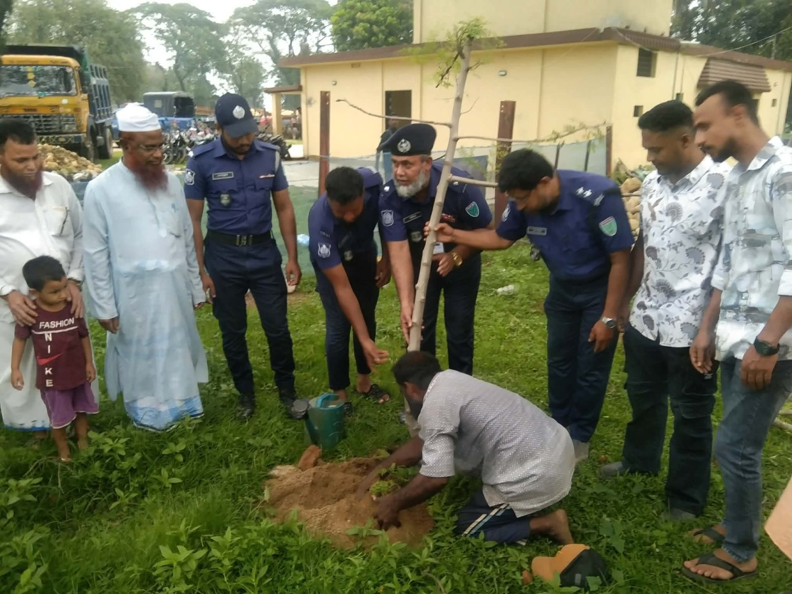 ভোলাগঞ্জ পুলিশ ফাঁড়িতে দেড় শতাধিক সাজনা গাছের চারা রোপণ