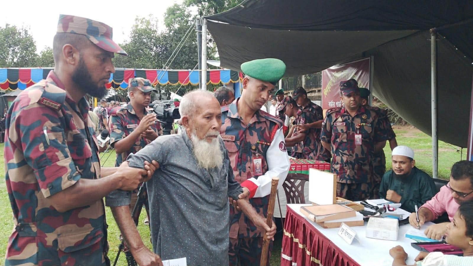চুনারুঘাটে ৫৫ বিজিবির বিনামূল্যে চক্ষু শিবির ও ঔষধ বিতরণ, সীমান্ত কার্যক্রম নিয়ে ব্রিফিং