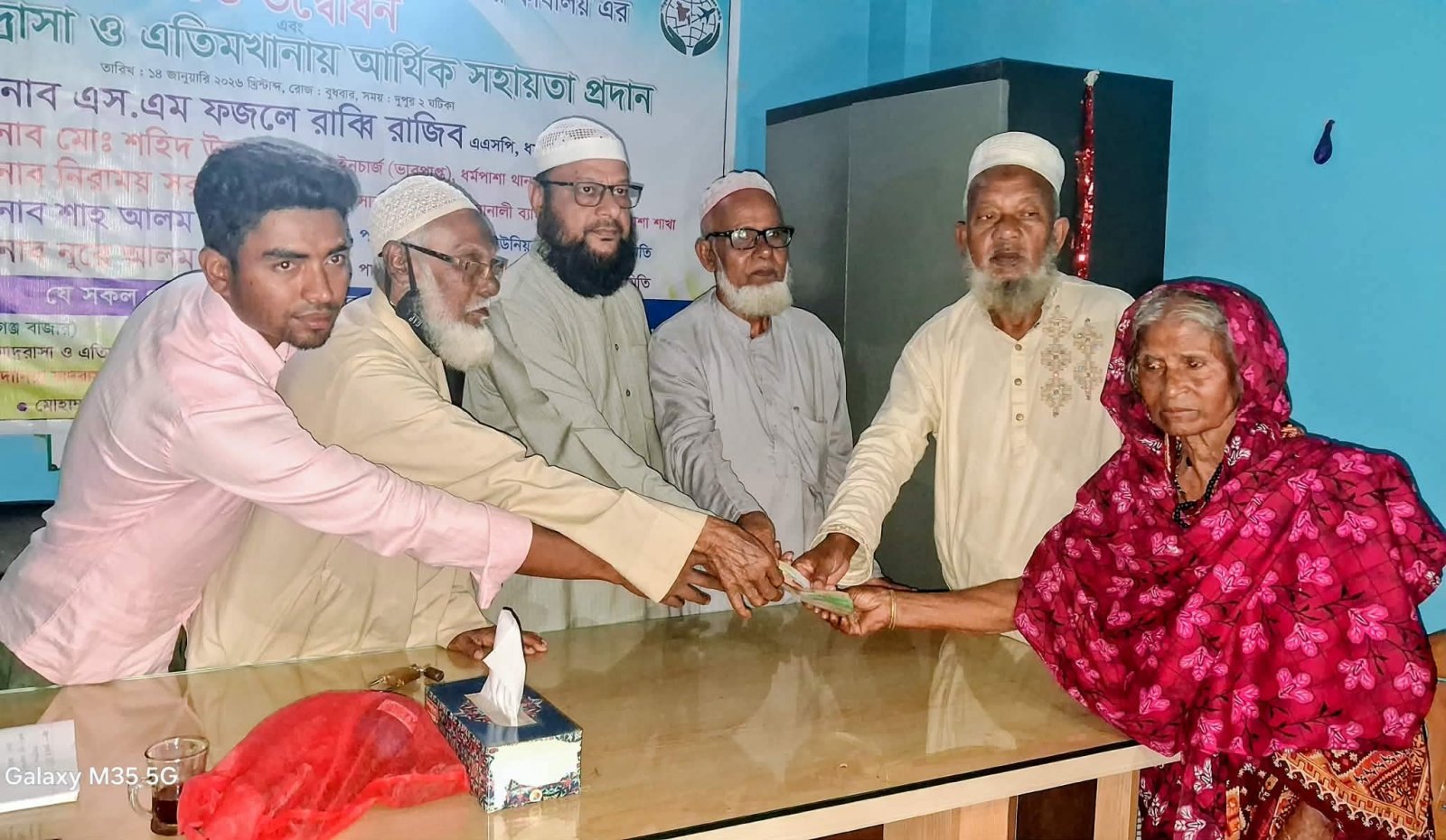 ধর্মপাশায় প্রবাসীদের সহায়তা, বৃদ্ধাকে ২০ হাজার টাকা প্রদান