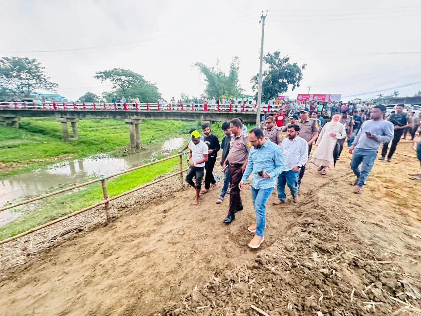 সিলেটে প্রধানমন্ত্রীর সফর ঘিরে বাশিয়া খাল পুনঃখনন প্রকল্পের স্থল পরিদর্শনে এসএমপি কমিশনার