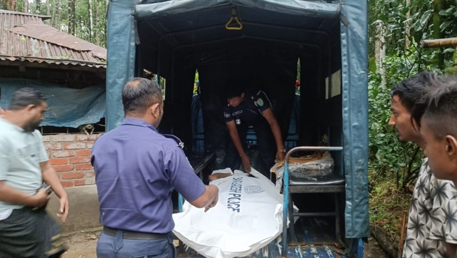 বড়লেখায় যুক্তরাষ্ট্রপ্রবাসীর বাড়িতে ডাকাতির চেষ্টা, নিজেদের গুলিতে নিহত এক ডাকাত