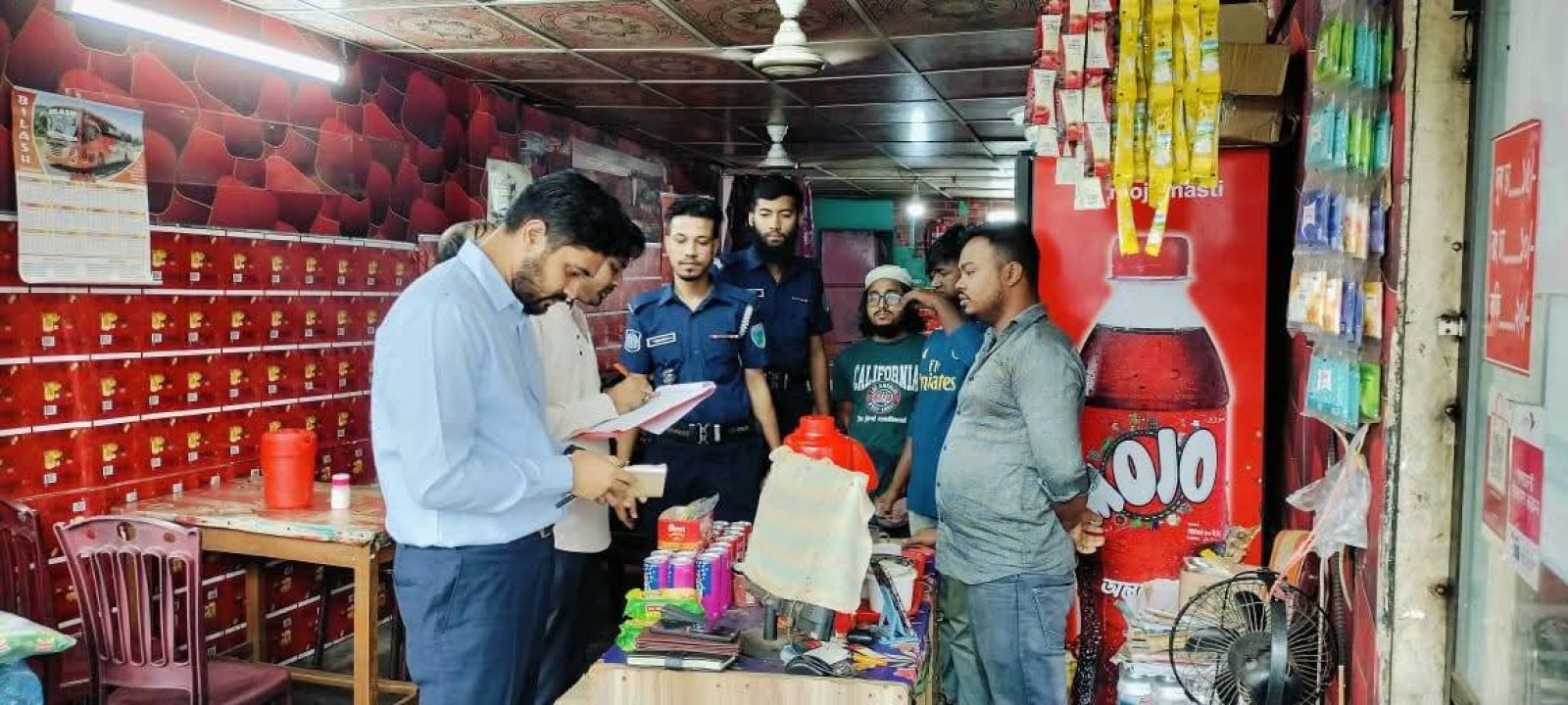 নোংরা পরিবেশে খাবার পরিবেশন, হোটেল টানাটানিসহ ৩ প্রতিষ্ঠানকে জরিমানা