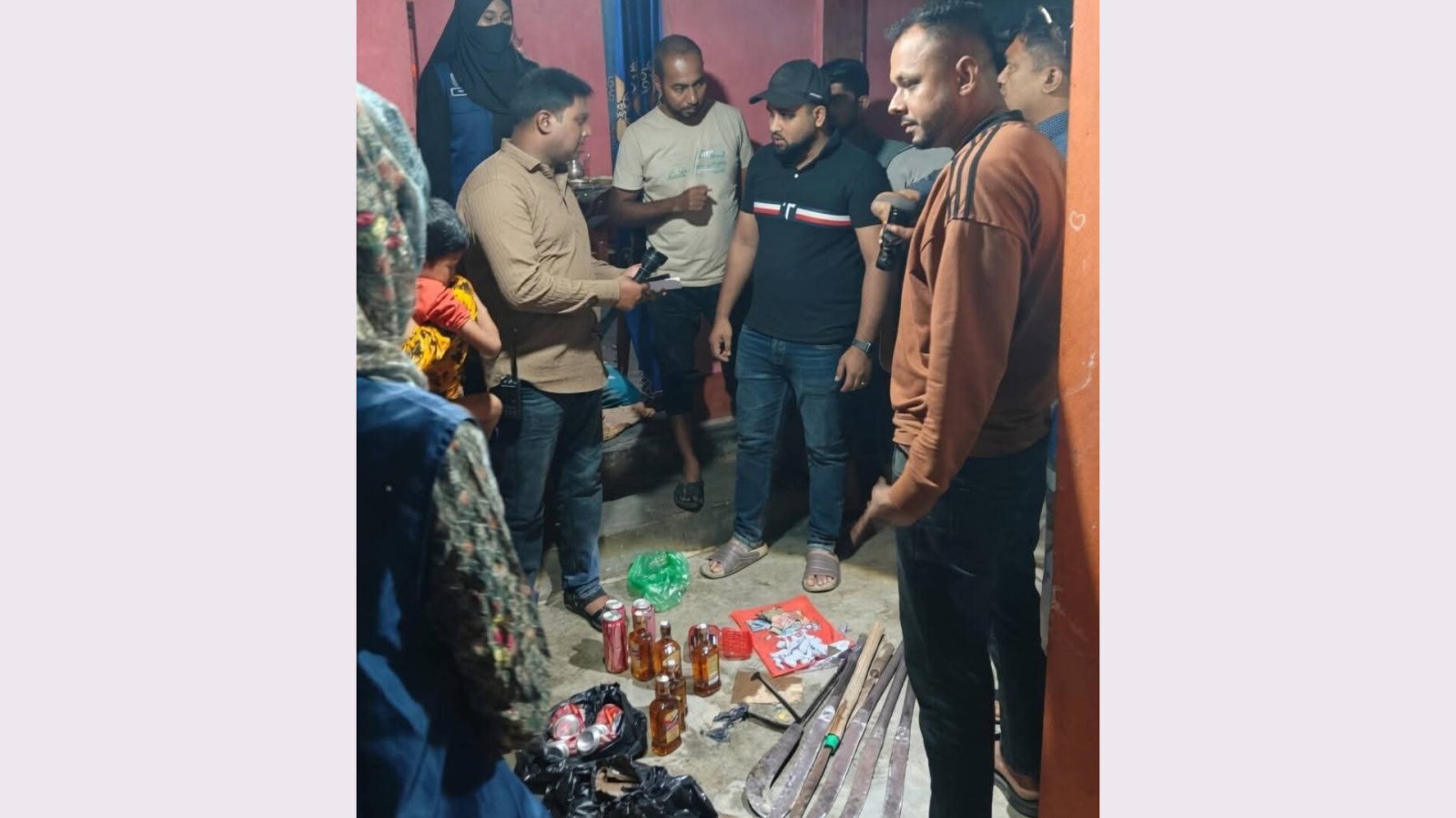 জৈন্তাপুরে পুলিশের সাঁড়াশি অভিযান, মাদক ও অস্ত্রসহ নারীসহ ৫ আটক