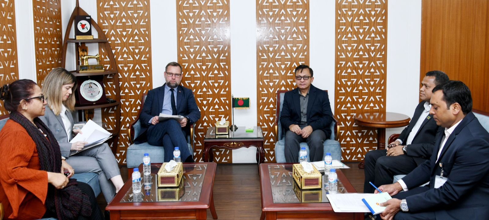 বাণিজ্যমন্ত্রী খন্দকার মুক্তাদিরের  সঙ্গে ডেনমার্কের রাষ্ট্রদূতের বৈঠক