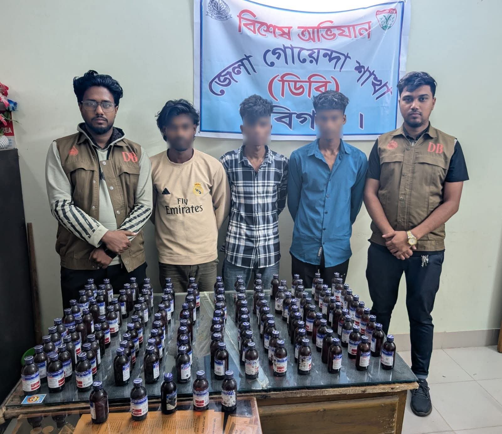 জৈন্তাপুরের দুই যুবকসহ ৩ জন আটক: ১৩৫ বোতল ইসকাফসহ ডিআই পিকআপ জব্দ