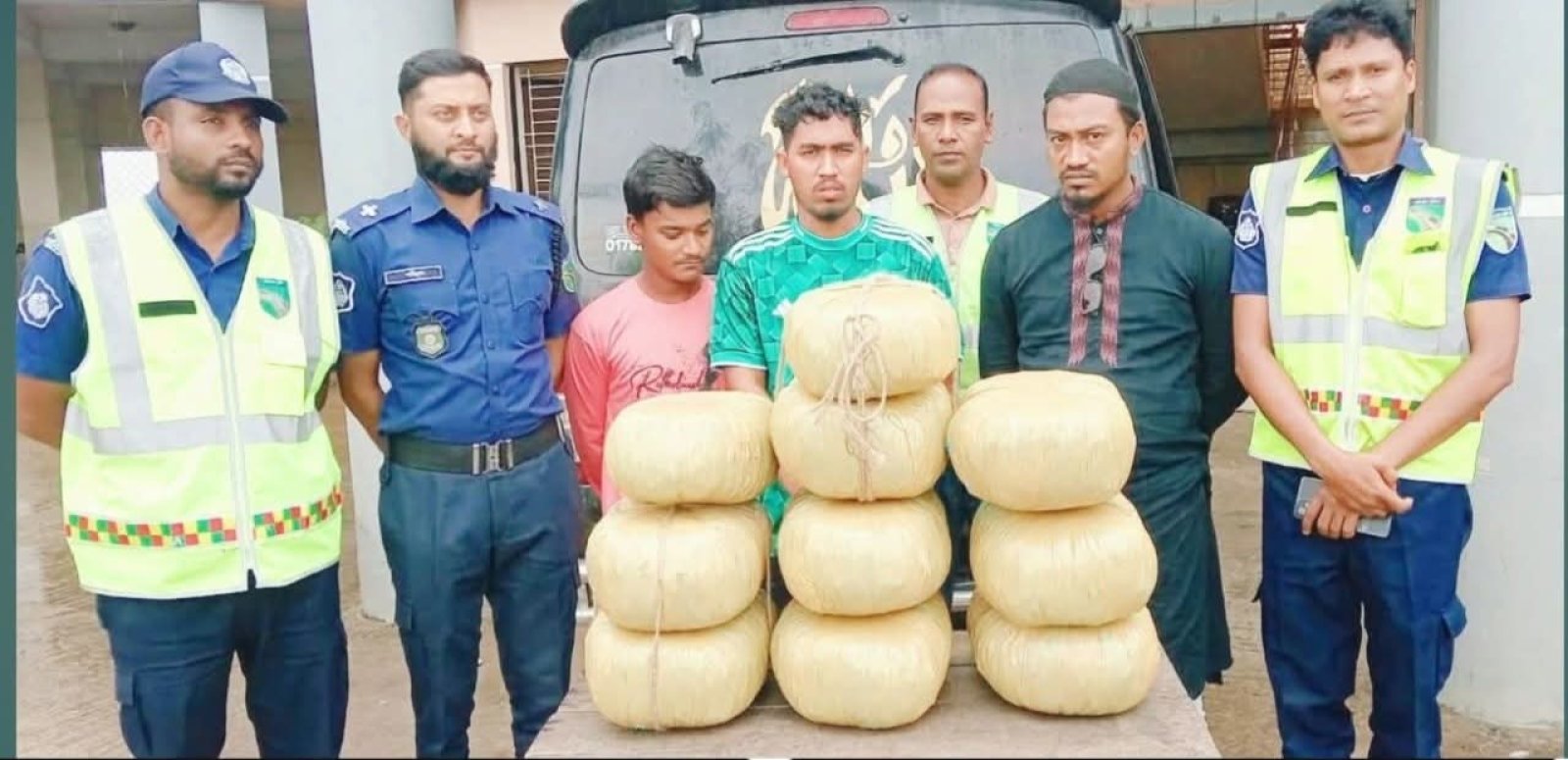 আশুগঞ্জে হাইওয়ে পুলিশের অভিযানে ২৫ কেজি গাঁজাসহ মাইক্রোবাস আটক, ধরা পড়ল ৩ মাদক কারবারি