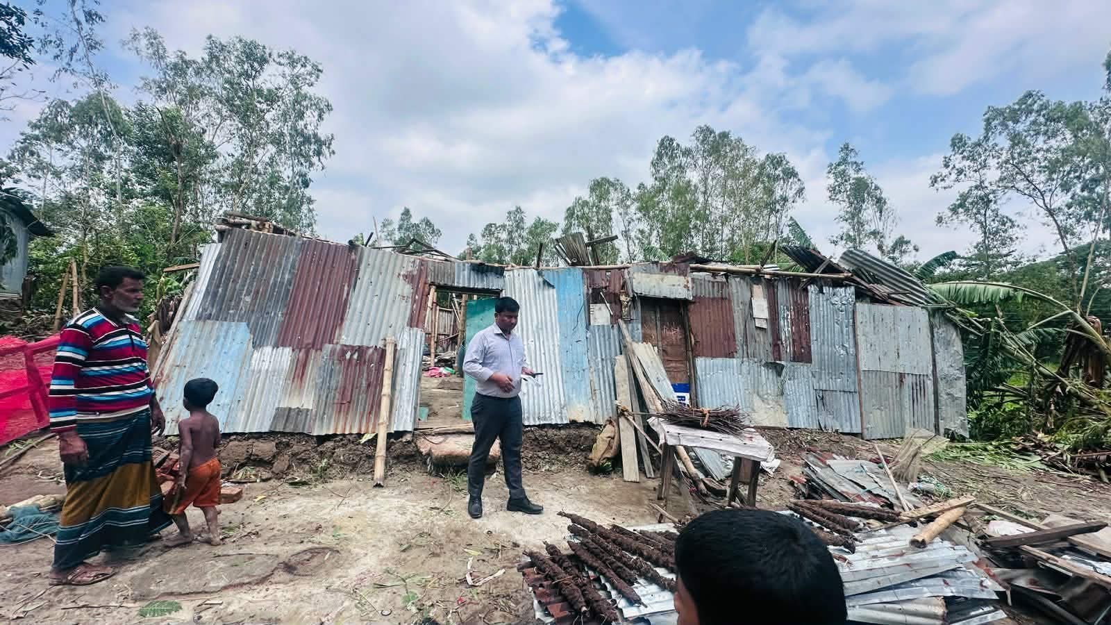 লাখাইয়ে কালবৈশাখী ঝড়ে গ্রামজুড়ে ব্যাপক ক্ষতি, ক্ষতিগ্রস্ত এলাকা পরিদর্শনে ইউএনও সৈয়দ মুরাদ ইসলাম