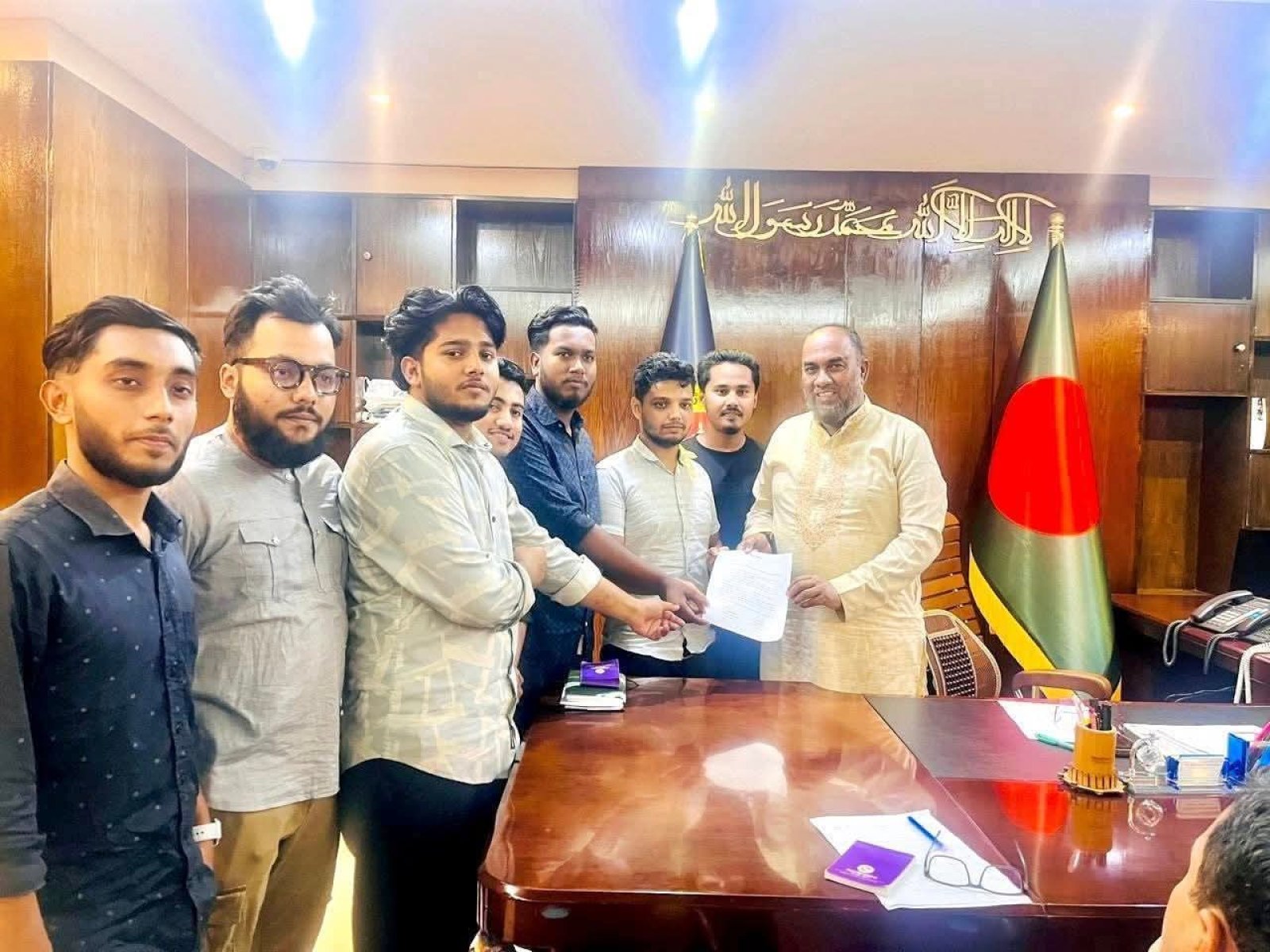 সিলেটে জুলাইয়ের গ্রাফিতি অপসারণ নিয়ে বিতর্ক: সিসিক প্রশাসকের কাছে ছাত্রশক্তির স্মারকলিপি, পুনরায় অঙ্কনের আশ্বাস