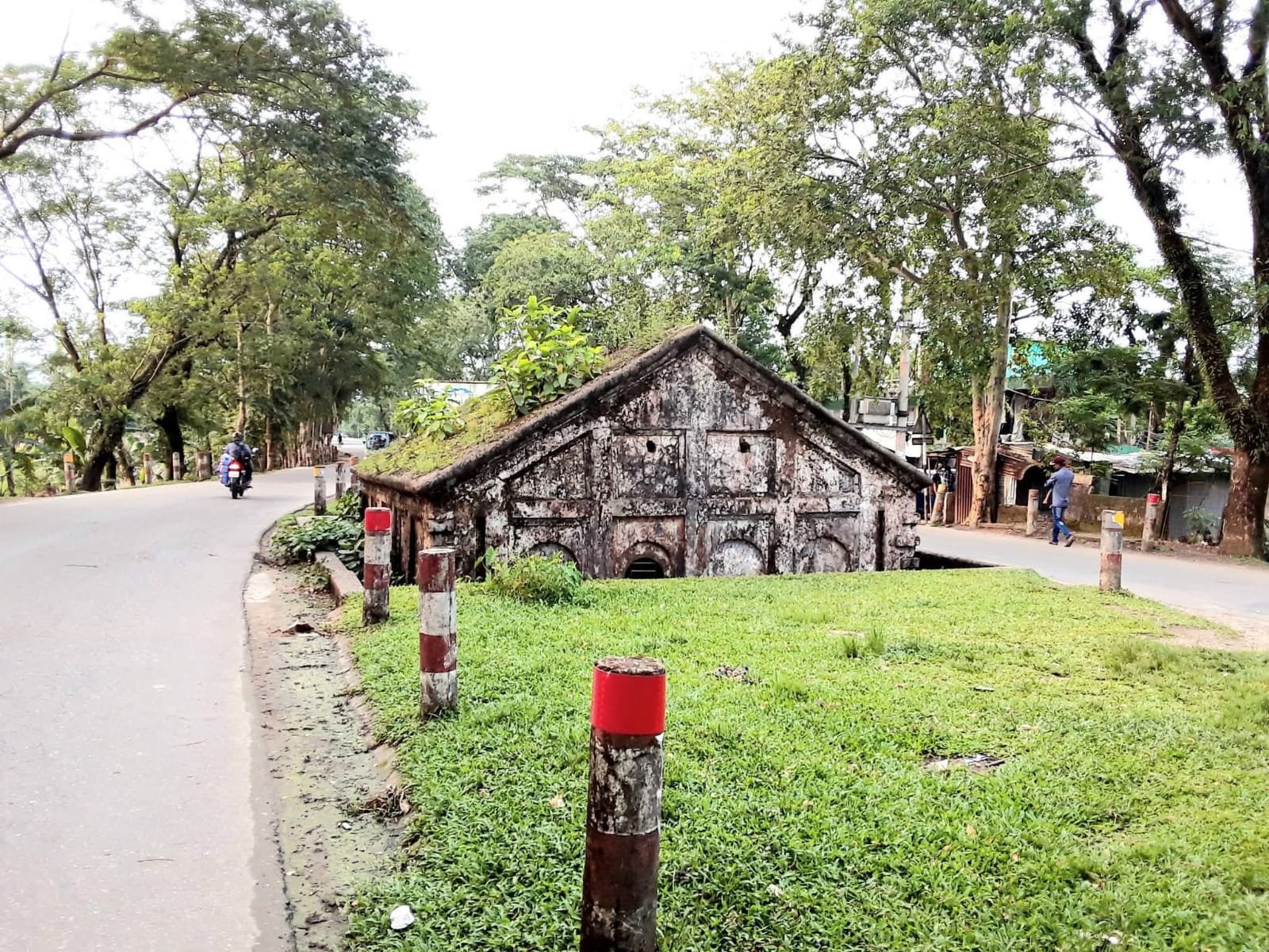 সড়কের মাঝেই দাঁড়িয়ে জৈন্তিয়া রাজ্যের ইতিহাস, ঝুঁকিতে ঢুপির সরাইখানা