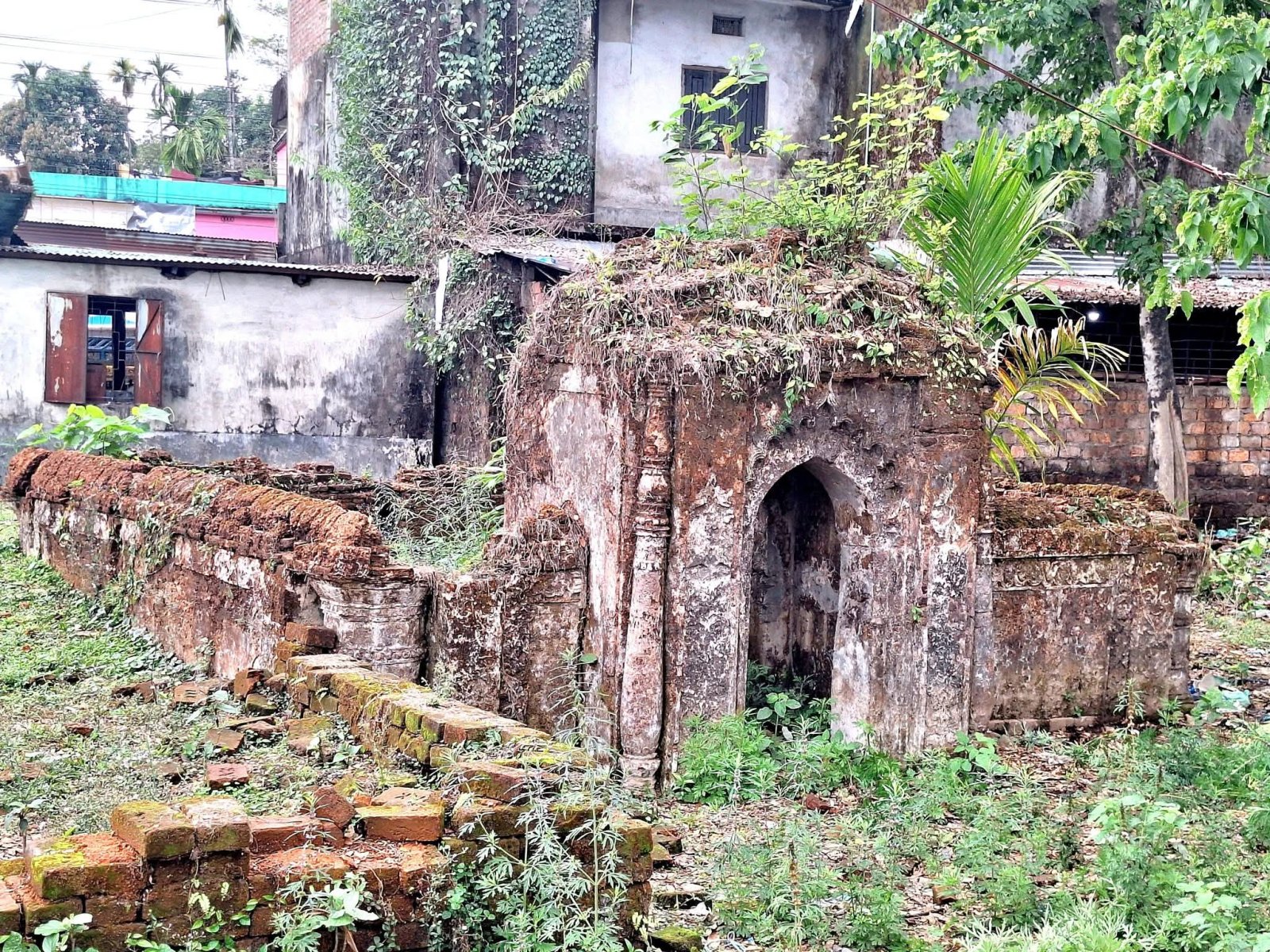 জৈন্তিয়া রাজ্যের রাজদরবারের পাশে রহস্যময় মোকাম—কারা শায়িত ছিলেন, আজও অজানা ইতিহাস