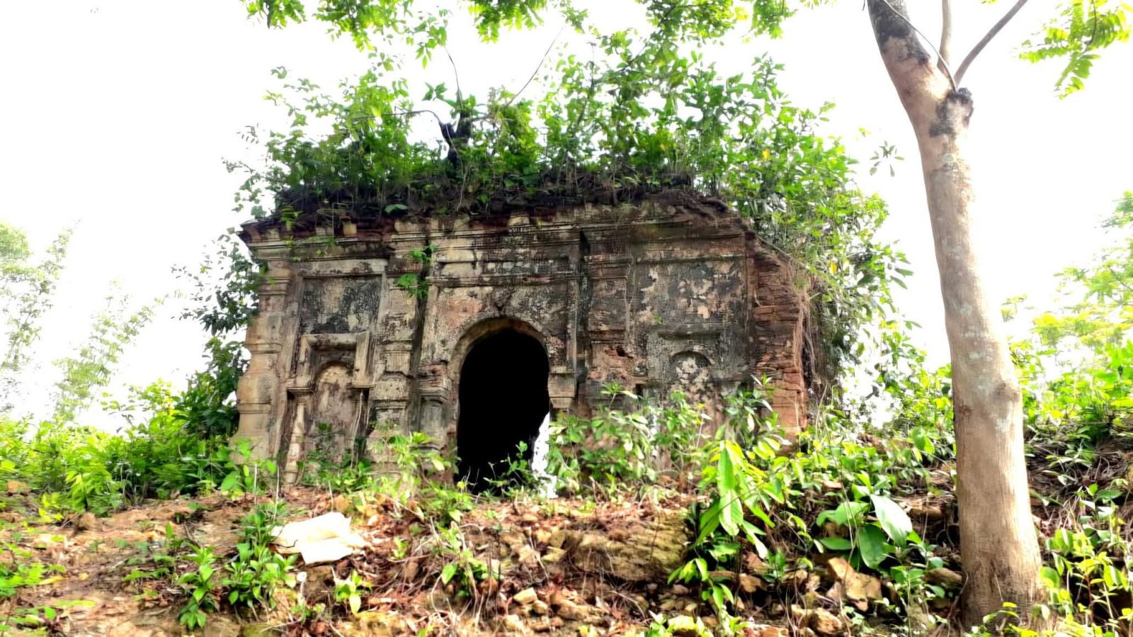 জৈন্তিয়ার ঐতিহ্য ‘ঢুপির মঠ’: ধ্বংসস্তূপে হারাতে বসেছে ২০০ বছরের রামেশ্বর শিবমন্দির