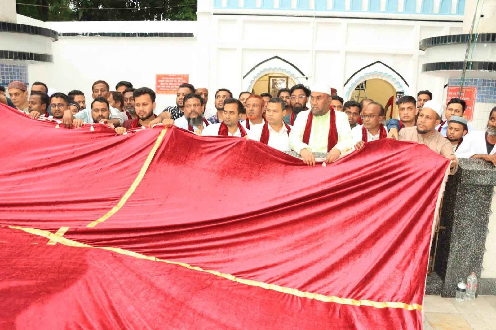 প্রধানমন্ত্রীর পক্ষে শাহজালাল (রহ.) মাজারে গিলাফ ছড়ালেন সিসিক প্রশাসক