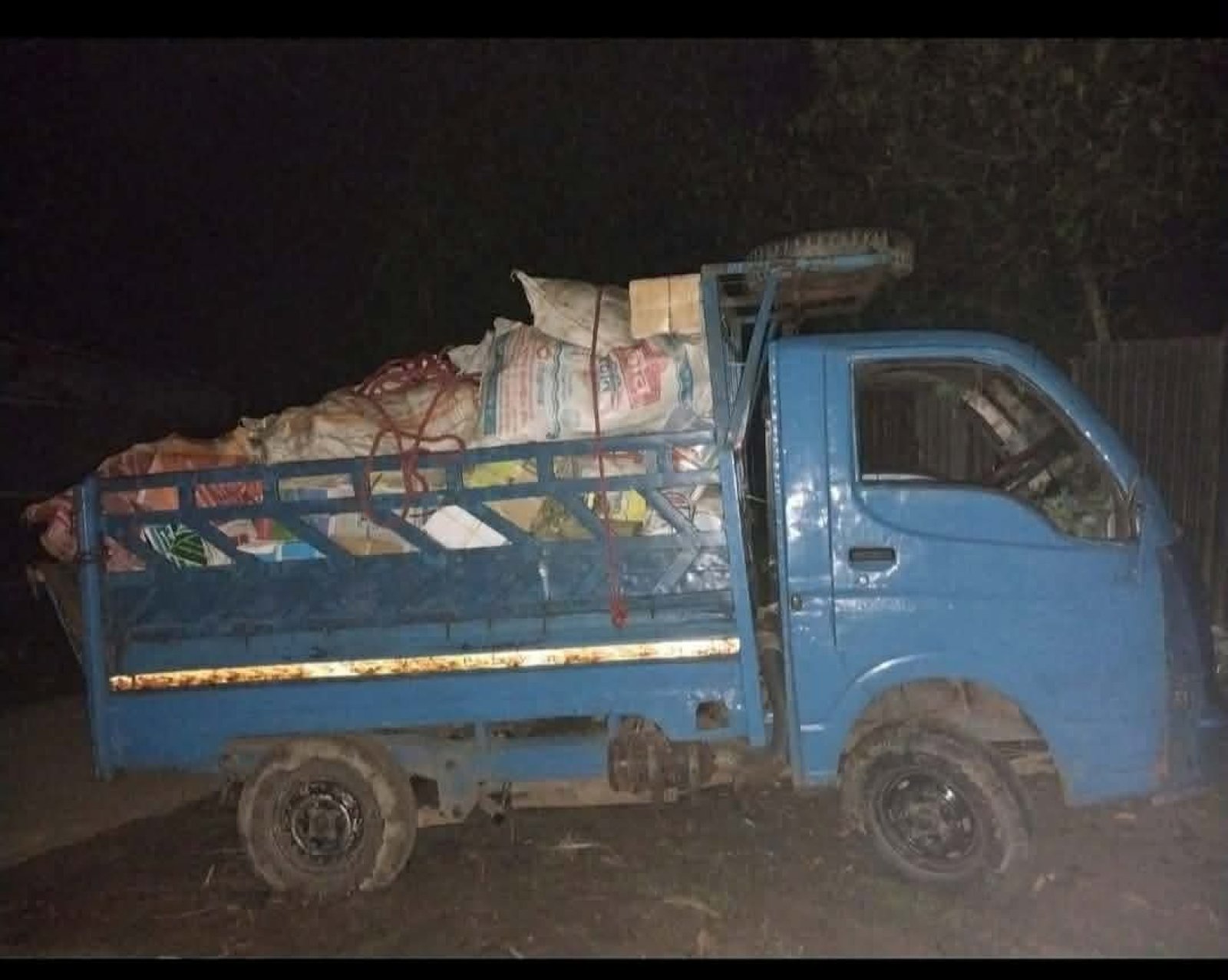 লাখাইয়ে গভীর রাতে সরকারি বইসহ পিকআপ আটক, স্থানীয়দের হাতে ধরা পড়ল যানটি