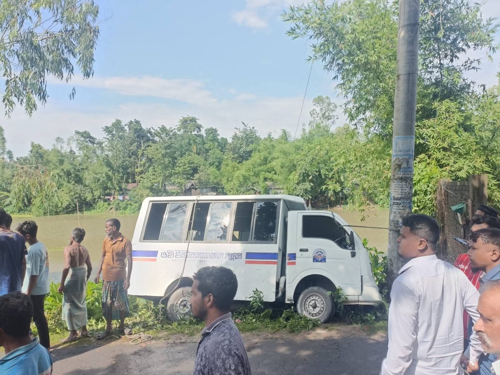 কুড়িগ্রামে বড় দুর্ঘটনা থেকে অল্পের জন্য রক্ষা পেল স্কুলবাস, গাছে আটকে বেঁচে গেল শিক্ষার্থীরা